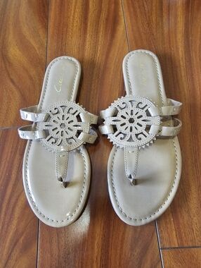 Circus NY Beige Patent Faux Leather Thong Sandals NWOT Sz 8